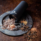 Microplane Gewürzmühle Schwarz für Muskatnuss, Zimt, Tonkabohnen, langen Pfeffer und andere trockene Gewürze. Mahlen und Mühlen Naty Shop