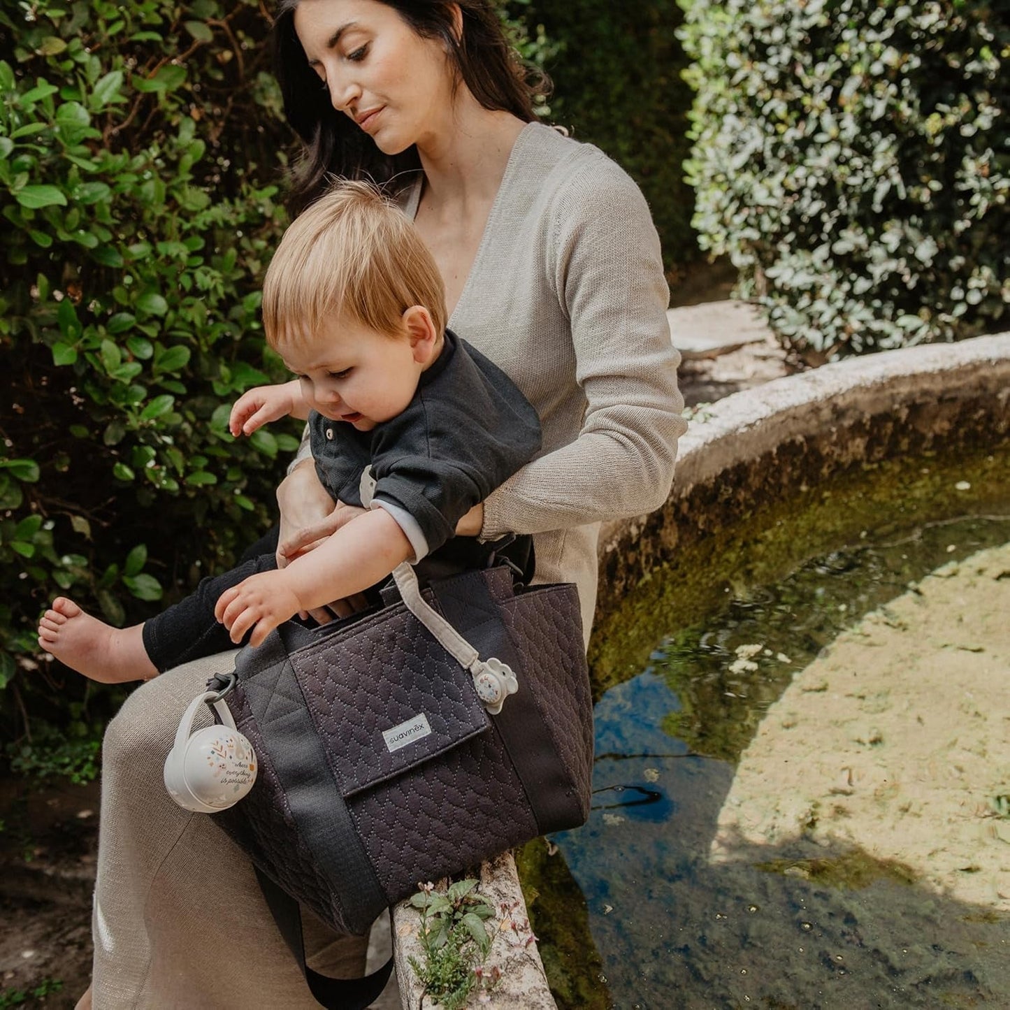 Suavinex-Geschenkset für Neugeborene. 4-teiliges Set bestehend aus: Physiologischer SX Pro-Schnuller für Babys von 0 bis 6 Monaten + Schnullerhalter + Duo-Schnullerhülle + Beißring aus Silikon. Wunderland, beige