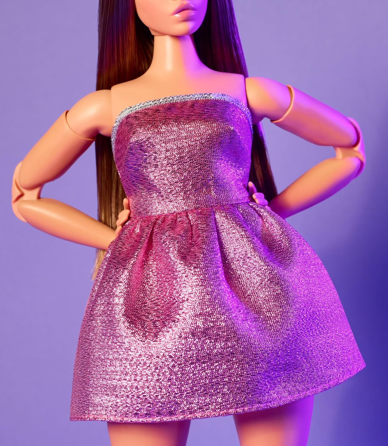 Barbie Looks Doll, Sammelfigur Nr. 24 mit braunem Haar und moderner Y2K-Mode, glitzerndes trägerloses Kleid mit Peeptoe-High-Heels, HRM16 Naty Shop Dolls