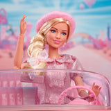 Barbie Der Film basierend auf dem Film Margot Robbie als Barbie-Sammelfigur in rosa Bluse und Tüllrock mit stilisierter Frisur und passendem Schmuck JBJ53