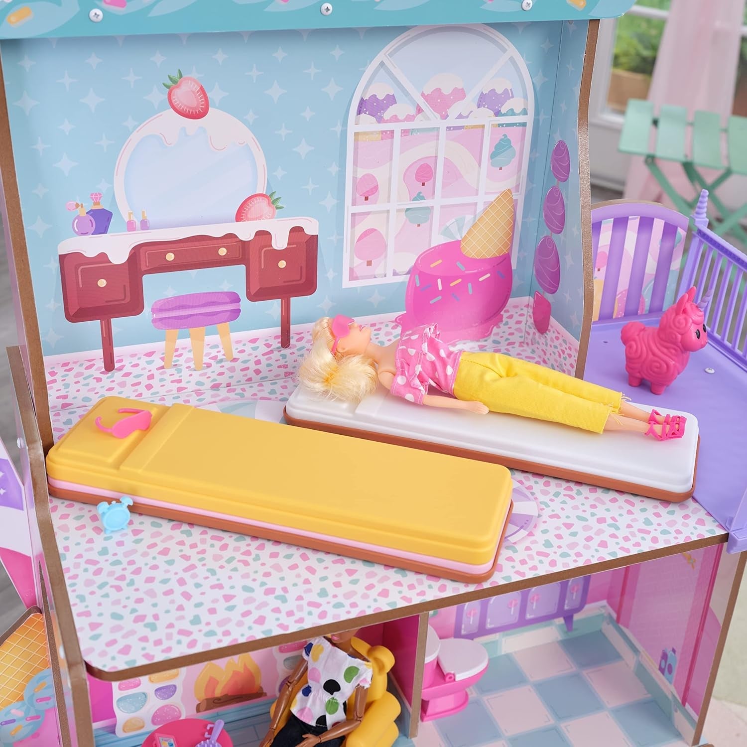 KidKraft Puppenhaus Candy Castle aus Holz mit Möbeln und Zubehör, Einhorn-Lama-Figurenhaus, Eistüten-Aufzug und Gummibärchen-Stuhl für Puppen, Spielzeug für Kinder ab 3 Jahren, 20242