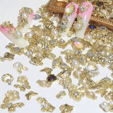 50 Stück Gold Nail Charms,Mix Styles Glitzersteine ​​​​Nägel Perle Legierung Nagel Steine ​​Blume Schmetterling Strasssteine ​​​​Nägel Herz Stern Nagel Charms DIY Nail Art Zubehör Frauen Nägel Deko