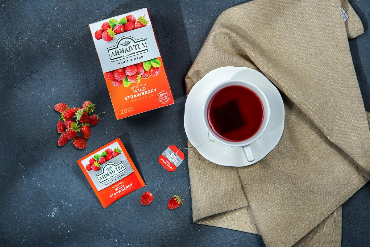 Ahmad Tea – Walderdbeere – entkoffeinierter Früchte- und Kräutertee – Erdbeere – aromatisiert, einzeln verpackte Teebeutel mit 2 g Tee pro Portion – 20 mit Bändern versehene Teebeutel