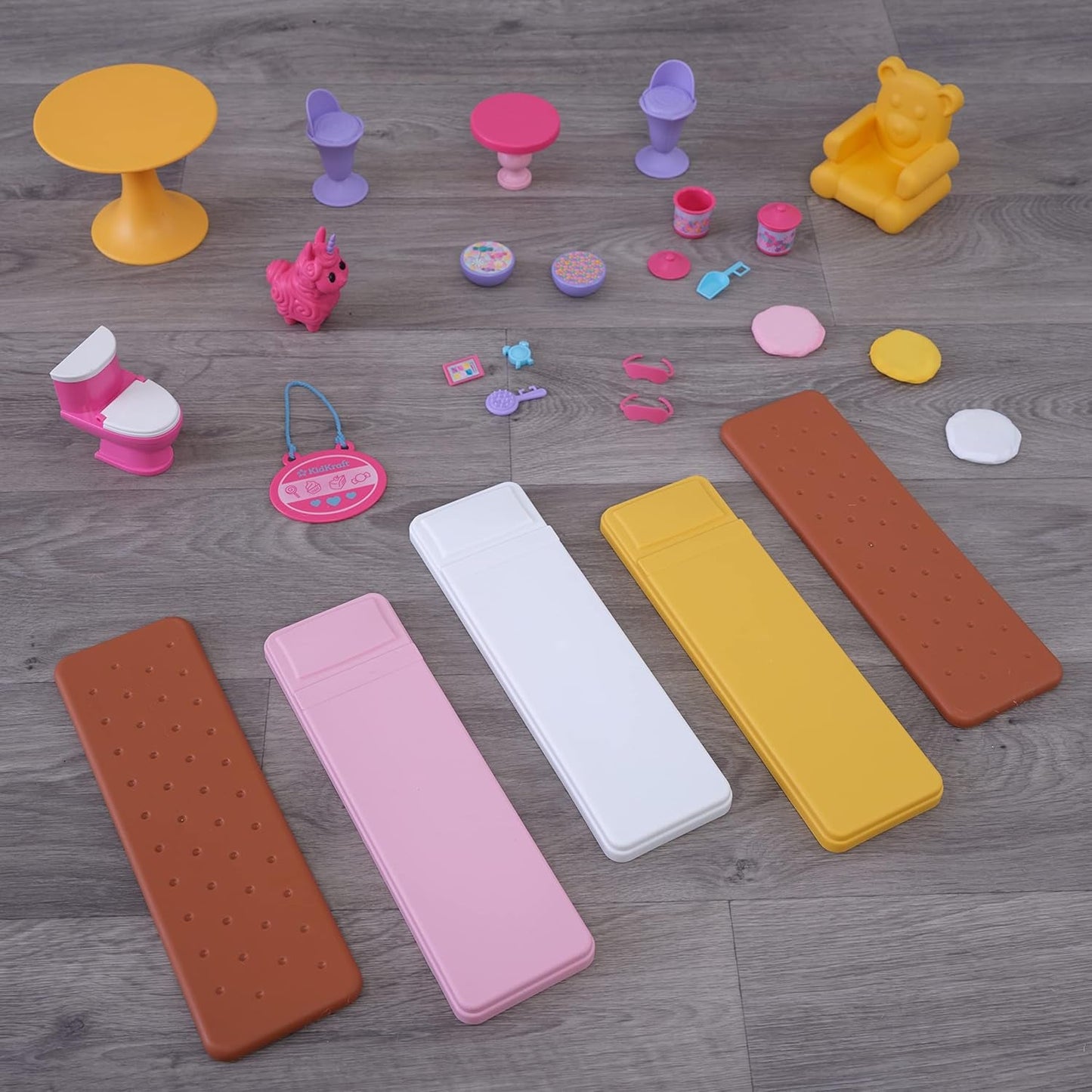 KidKraft Puppenhaus Candy Castle aus Holz mit Möbeln und Zubehör, Einhorn-Lama-Figurenhaus, Eistüten-Aufzug und Gummibärchen-Stuhl für Puppen, Spielzeug für Kinder ab 3 Jahren, 20242