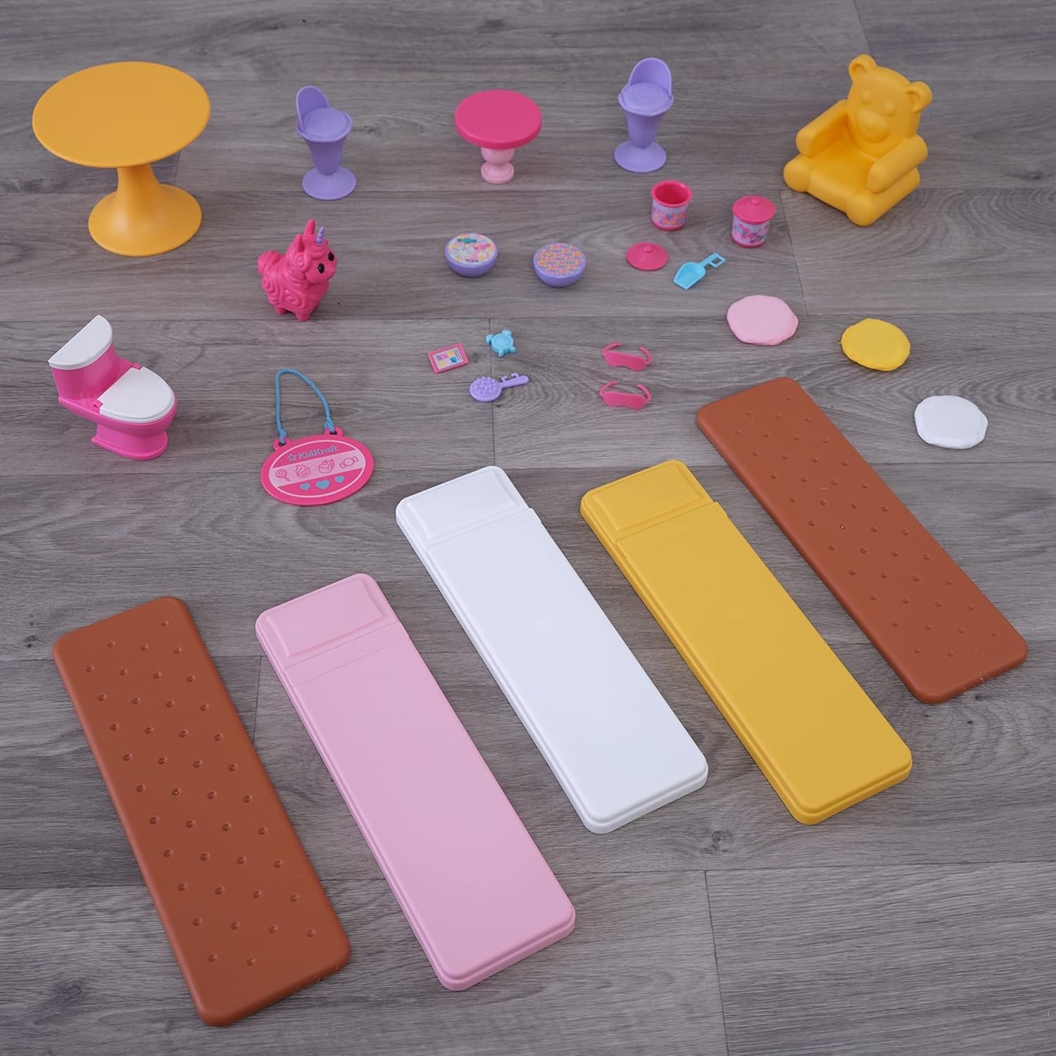 KidKraft Puppenhaus Candy Castle aus Holz mit Möbeln und Zubehör, Einhorn-Lama-Figurenhaus, Eistüten-Aufzug und Gummibärchen-Stuhl für Puppen, Spielzeug für Kinder ab 3 Jahren, 20242