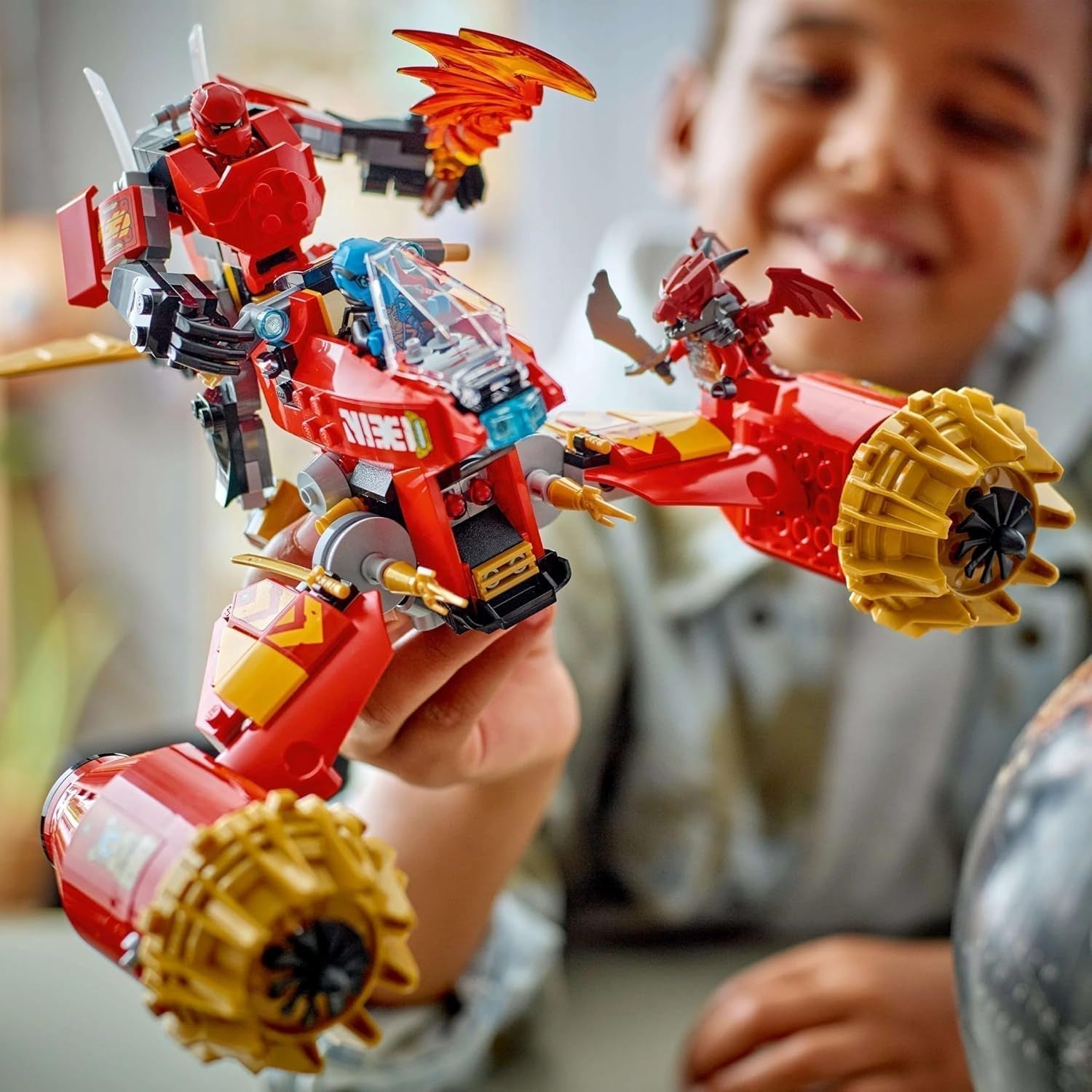 LEGO NINJAGO Kais Sturmreiter-Mech – Fliegendes Motorradspielzeug mit 3 Minifiguren – Mech mit beweglichem Kopf, beweglichen Armen und Beinen – Bauspielzeug – Geschenk für Jungen und Mädchen ab 7 Jahren 71830 Bausets Besuchen Sie den LEGO-Store
