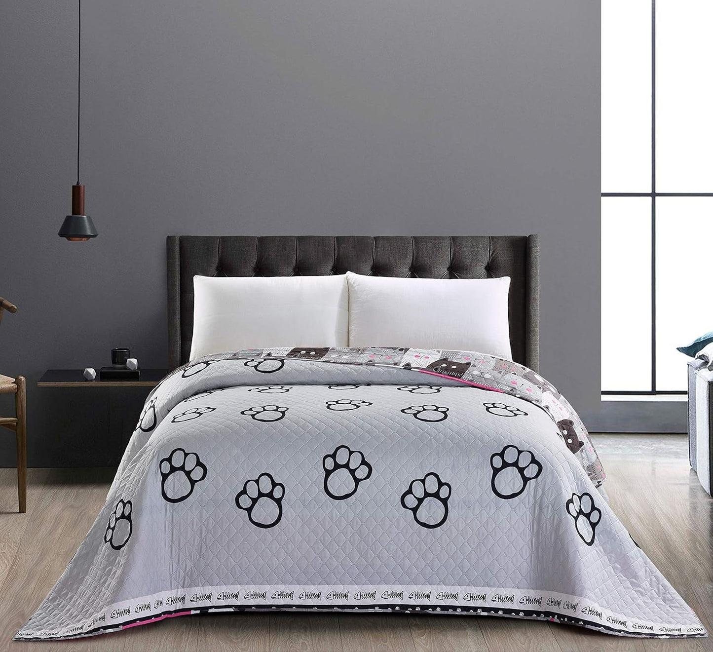 Decoking 32350 Tagesdecke 220 x 240 cm, doppelseitige Mikrofaser-Tagesdecke, pflegeleicht, Beige, Hellbraun, Kakaobraun, Grau, Stahl, Anthrazit, Graphit, Schwarz, Weiß, Rosa, Katzen, Invasion der Katzen, Betten und Decken. Beuche den DecoKing-Store