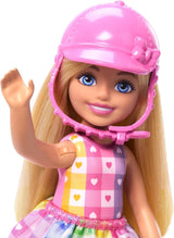 Chelsea und Ponys Barbie-Puppe – Anschnallen zum sicheren Spielen und Fahren, rosafarbener Sattel und Stufen, inklusive Helm und niedlichem kariertem Kleid, ab 3 Jahren, HTK29