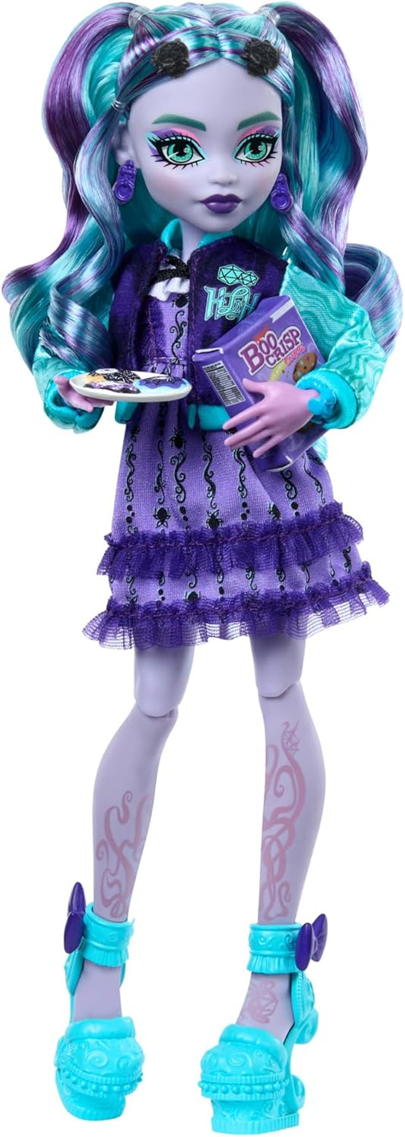 Monster High Fearbook Twyla Puppen- und Filmclub-Zubehörset, College-Jacke, Abschlussalbum, Brettspiel und Kekse, HXW31