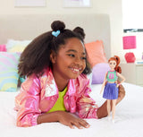 Barbie Fashionistas Puppe Nr. 232 mit roten Haaren, Jersey-Sportoberteil mit B-Aufdruck, lila Faltenrock, Armbanduhr und Turnschuhen, HYT90 Naty Shop Dolls