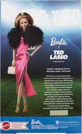 BARBIE Keeley Jones – von Ted Lasso inspirierte Sammlerpuppe, pinkfarbenes Seiden-Midikleid, goldene High Heels, schwarzer Umhang, goldene Creolen, rosa Tasche, ab 3 Jahren, HJW92