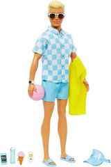 Barbie Ken – Blonde Puppe mit blauem Hemd und Badeschürze, Strandzubehör und Wasserball für kreatives Spielen, ab 3 Jahren, HPL74
