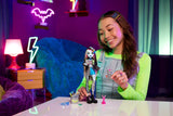Monster High Frankie Stone Puppe in Jeansjacke und Shorts, inklusive Hundewatzie und Zubehör wie Rucksack, Snack und Notizbuch, HXH73 Naty Shop Dolls