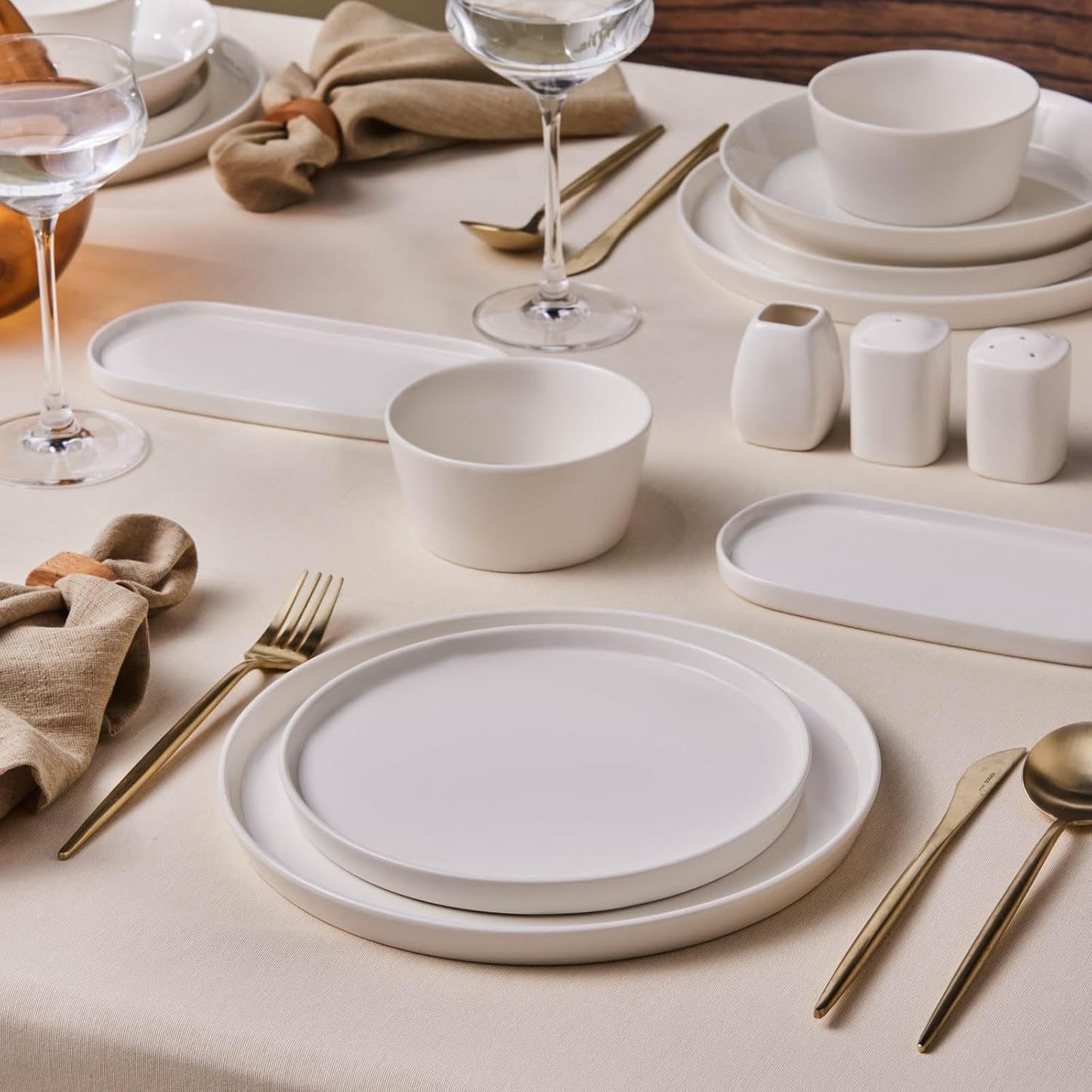 Karaca Stream Bone Bomo 12-Personen-Geschirrset, elegantes quadratisches Teller-Set, elegantes weißes Porzellangeschirr