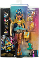 Monster High Cleo De Nile-Puppe in einer goldenen Bluse und einem mehrlagigen Rock, inklusive der Hissette-Kobra und Accessoires wie einer Schultasche, einem Snack und einer Rolle Toilettenpapier, HXH74