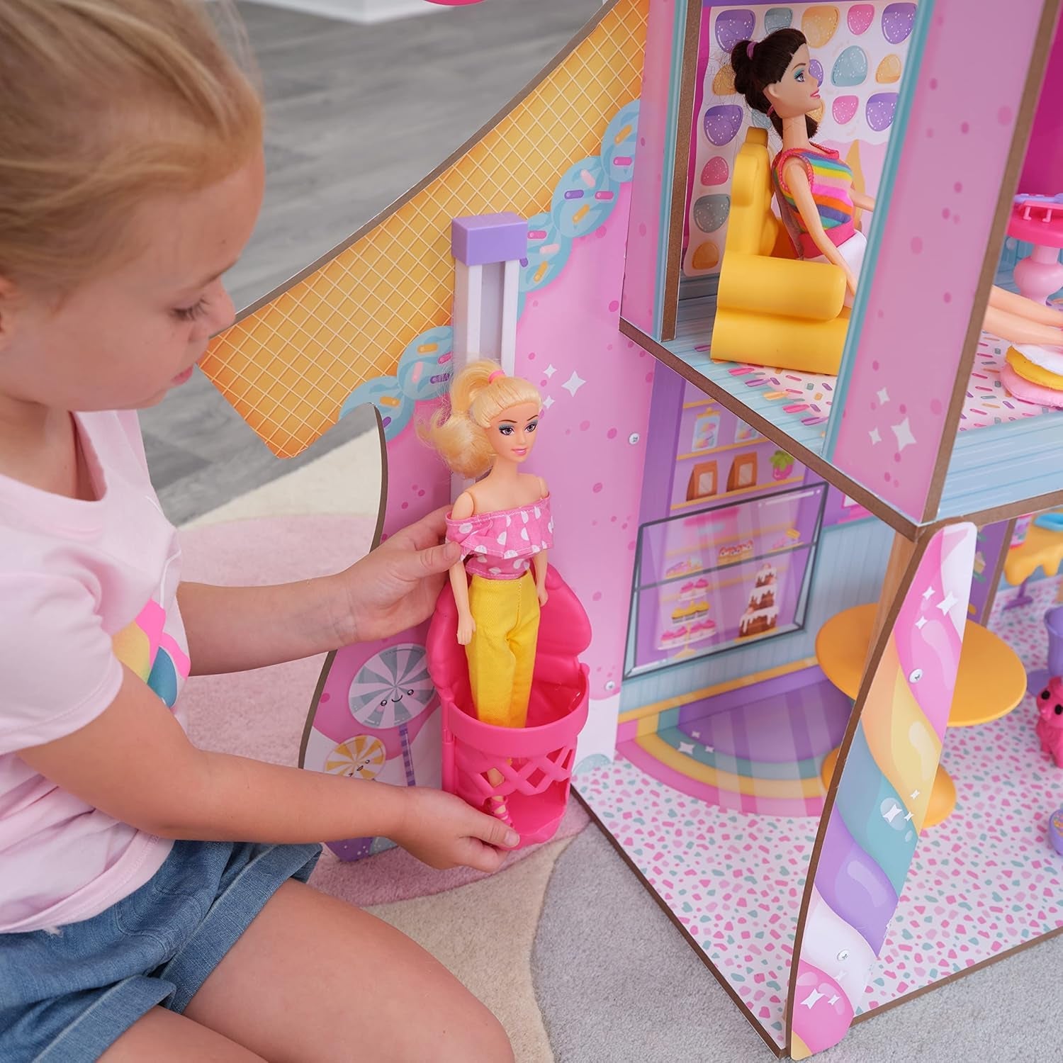 KidKraft Puppenhaus Candy Castle aus Holz mit Möbeln und Zubehör, Einhorn-Lama-Figurenhaus, Eistüten-Aufzug und Gummibärchen-Stuhl für Puppen, Spielzeug für Kinder ab 3 Jahren, 20242