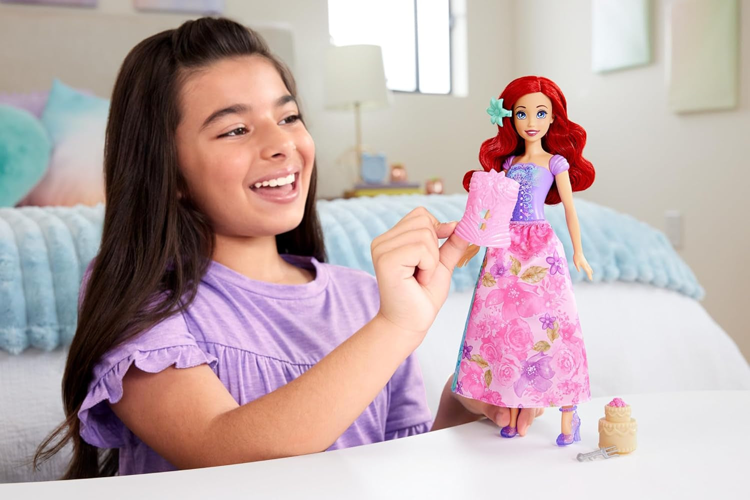 Mattel Disney Princess Ariel Spin & Reveal Modepuppen-Set mit 11 Überraschungen, darunter 5 Zubehörteile, 5 Aufkleber und eine vom Film HTV88 inspirierte Spielszene