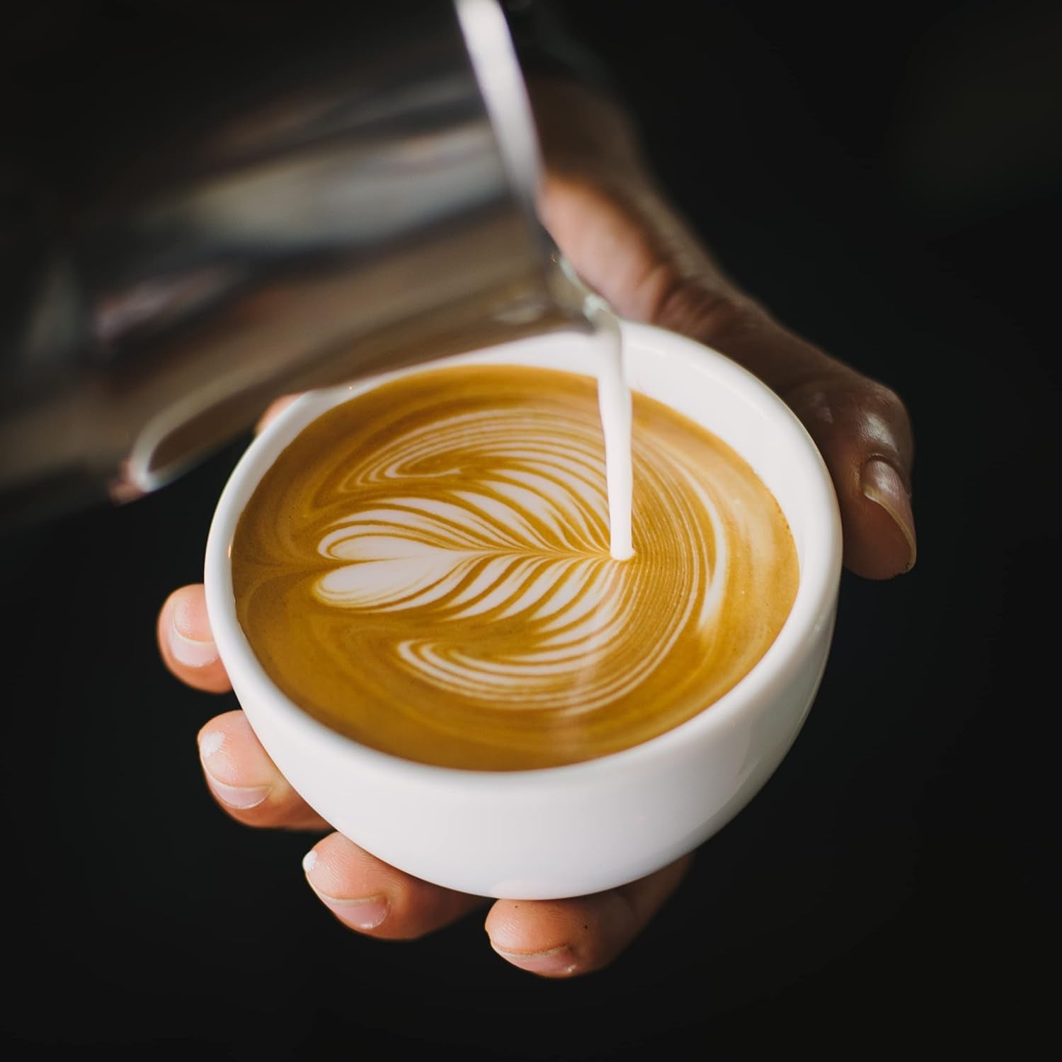 Caffe Crema E Aroma Kaffeebohnen 2kg (4x500g), Barista Kaffee schokoladig und säurearm, Espressobohnen kräftig, Bohnenkaffee mit Arabica und Robusta, feine Crema, ideal für Milchkaffee