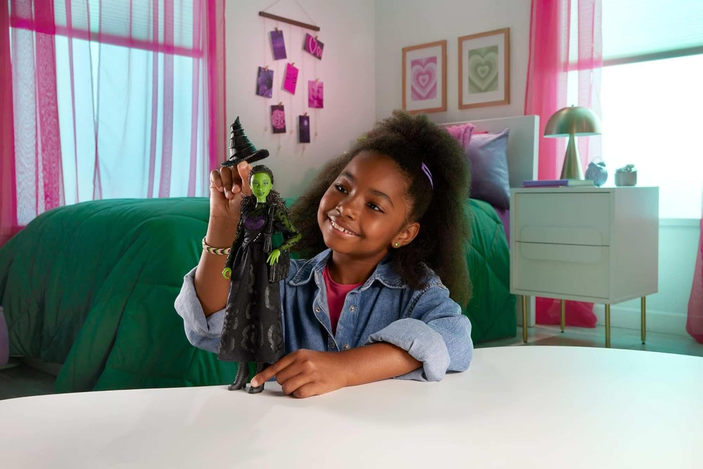 Mattel Wicked Elphaba Modepuppe und Zubehör mit grüner Haut, schwarzem geflochtenem Haar, verschiedenen möglichen Posen und abnehmbarem Ballkleid-Aussehen, HXT62, [Mehrfarbig]