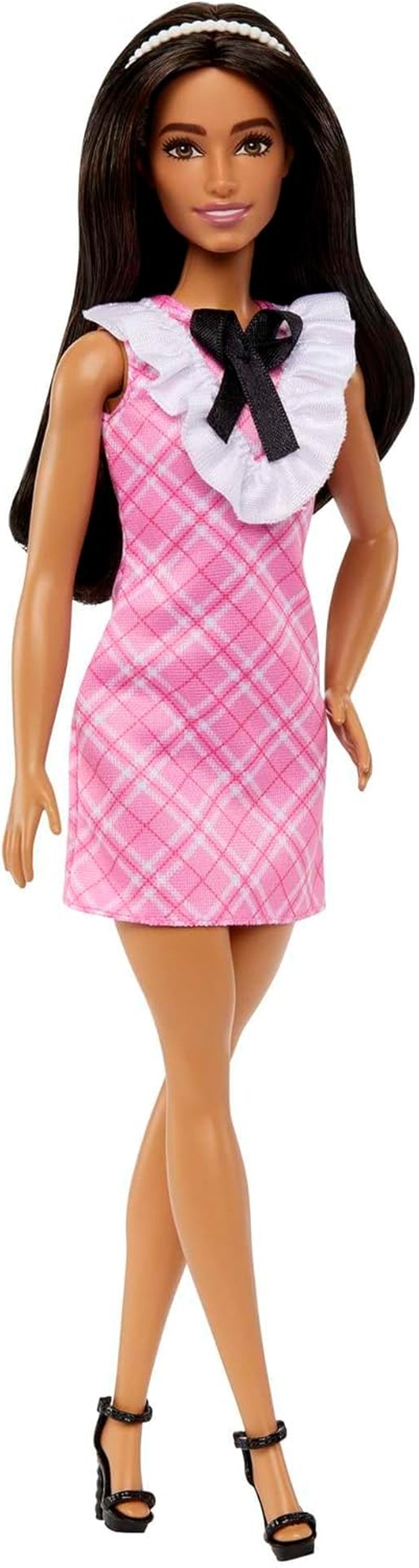 Barbie Fashionistas-Puppe mit schwarzem Haar und Perlenstirnband, trägt ein rosa kariertes Kleid mit schwarzer Schleife und Rüschenkragen, ab 3 Jahren HJT06