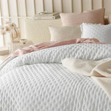 Molly Elegante Tagesdecke in Weiß 220 x 240 cm. Vielseitige Tagesdecke als Tagesdecke oder Sofaüberwurf. Überwurfdecke für Bett und Sofa. Deckenstil. Ideal als Tagesdecke. Betten und Decken. Besuchen Sie den ROOM99-Store