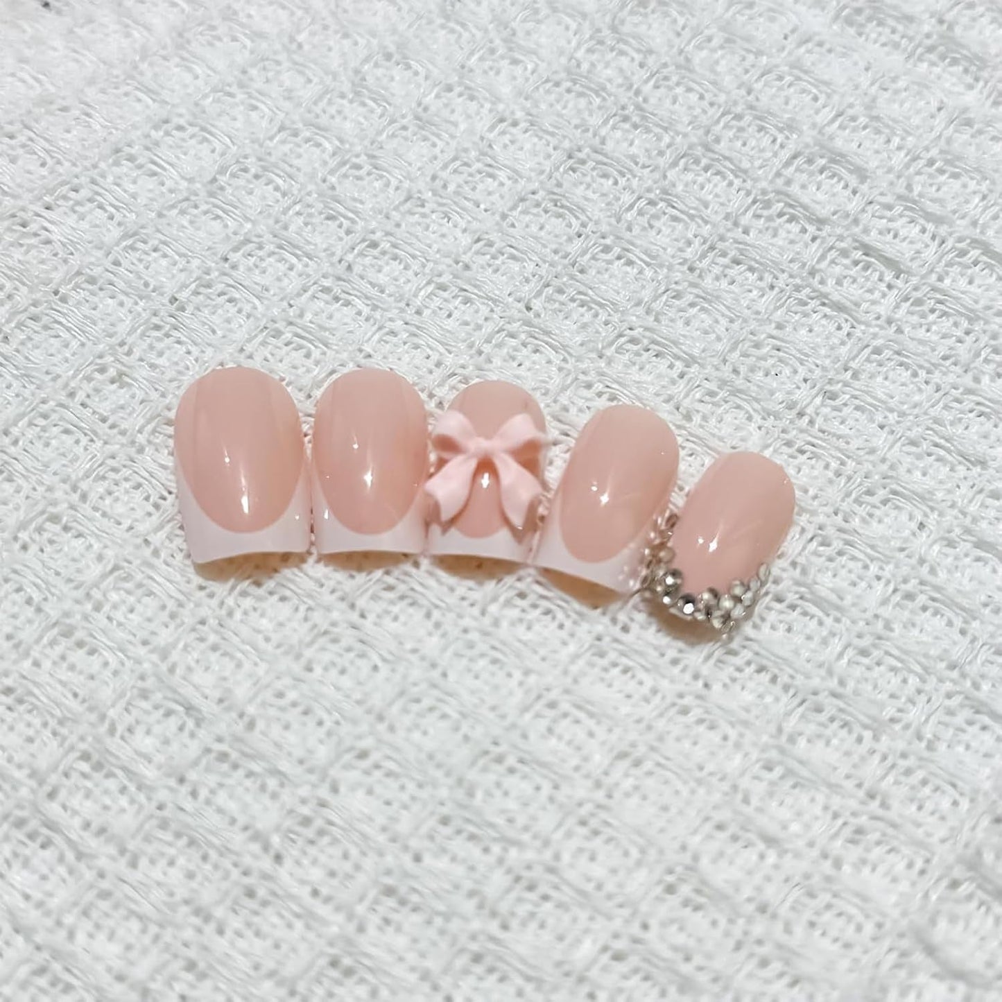 24 Stück rosa Diamant-Schleife, französische Maniküre-Tabletten, quadratische Nägel, Strass-Muster, nackte rosa künstliche Nägel, vollständige Abdeckung, Kleber, Maniküre