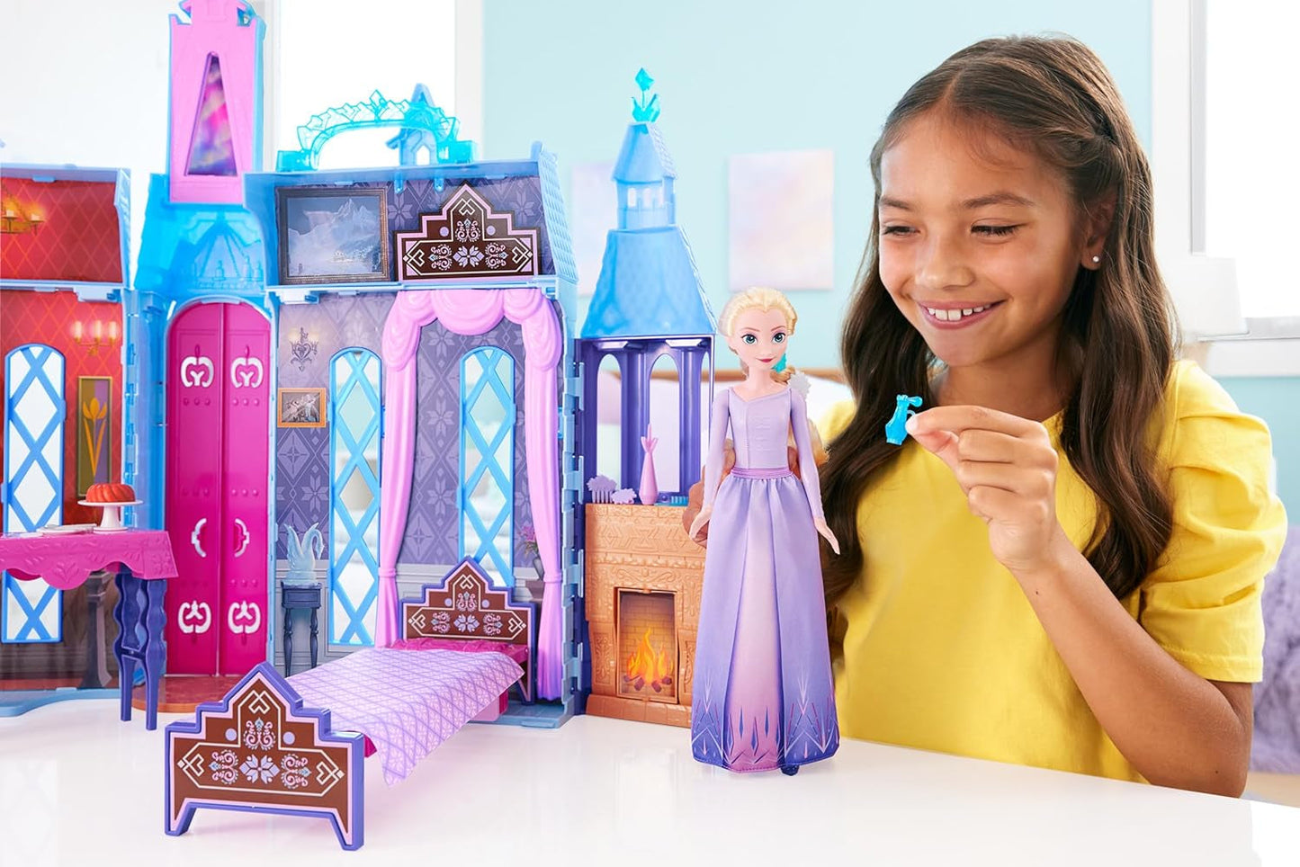 Mattel Disney Frozen – Castle Arendelle Puppenhaus (60 cm+) mit Elsa-Puppe, 4 Spielplätzen und 15 Stück Disney Frozen II Möbeln und Zubehör, HLW61