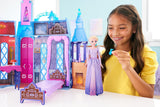 Mattel Disney Frozen – Castle Arendelle Puppenhaus (60 cm+) mit Elsa-Puppe, 4 Spielplätzen und 15 Stück Disney Frozen II Möbeln und Zubehör, HLW61