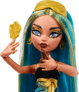 Monster High Buried Secrets Puppen und Zubehör Gemütliches Creepover-Thema mit Mystery Doll und 5 unrätselbaren Überraschungen (Figuren können variieren), HYV64 Naty Shop Dolls