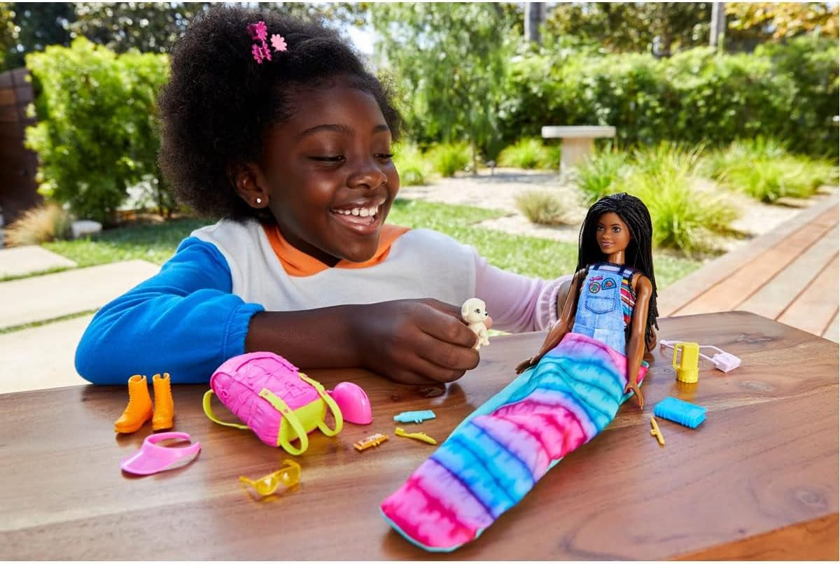 Barbie HDF74 Doppelpack-Puppe! Brooklyn Camping Doll (brünett mit geflochtenen Zöpfen, ca. 29 cm) mit Welpe, Rucksack, Schlafsack, 10 Campingzubehör, Geschenk für Kinder ab 3 Jahren