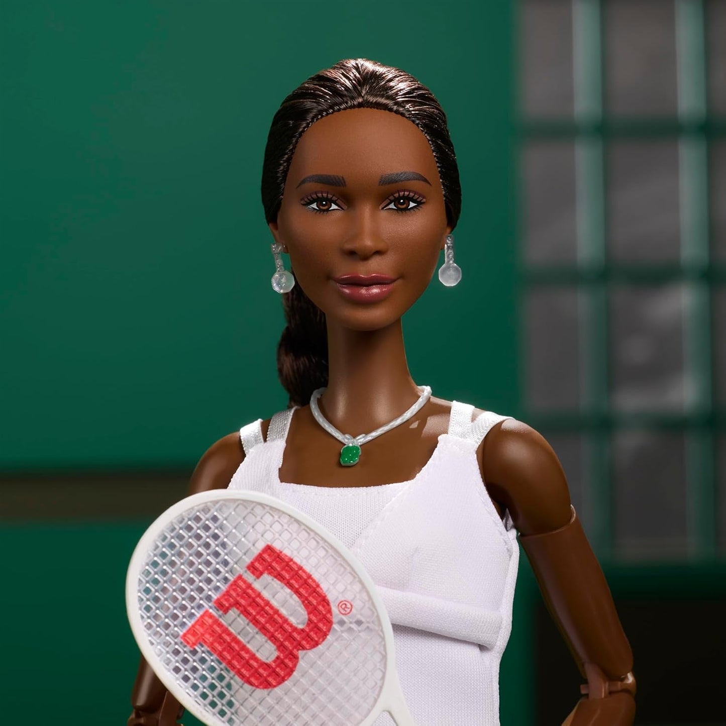 Barbie Inspiring Women Series Venus Williams Modepuppe mit signierter Uniform und Tennisschläger inklusive Präsentationsbox HRM49