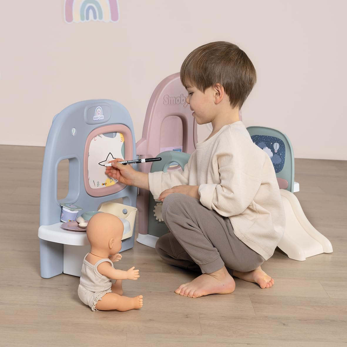 Smoby – Babypflege Puppenkindergarten – Puppenspielzentrum Kindergarten + Kindergarten Alltag – Zusammenklappbarer Spielbereich mit 360°-Drehung – 6 Zubehörteile – Hergestellt aus 90 % recyceltem Material in Frankreich, ab 3 Jahren