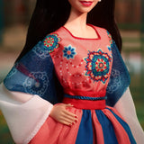BARBIE Lunar New Year Puppe – Sammelfigur mit traditioneller Hanfu-Robe und chinesischem Druck, inspiriert von Dunhuang-Höhlenmalereien, einschließlich Puppenständer und Echtheitszertifikat, HJX35