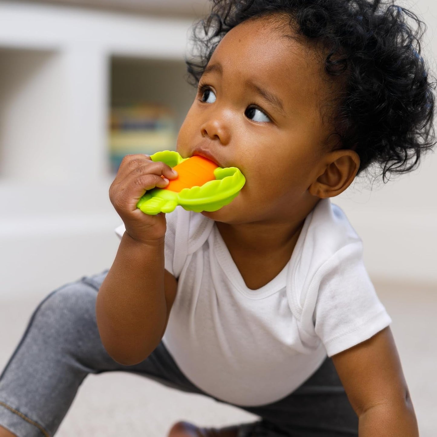Infantino Lil' Nibbles, Beißring aus strukturiertem Silikon, BPA-freies Baby-Beißspielzeug, weich, leicht zu halten, sensorische Stimulation für Kleinkinder, Karotte
