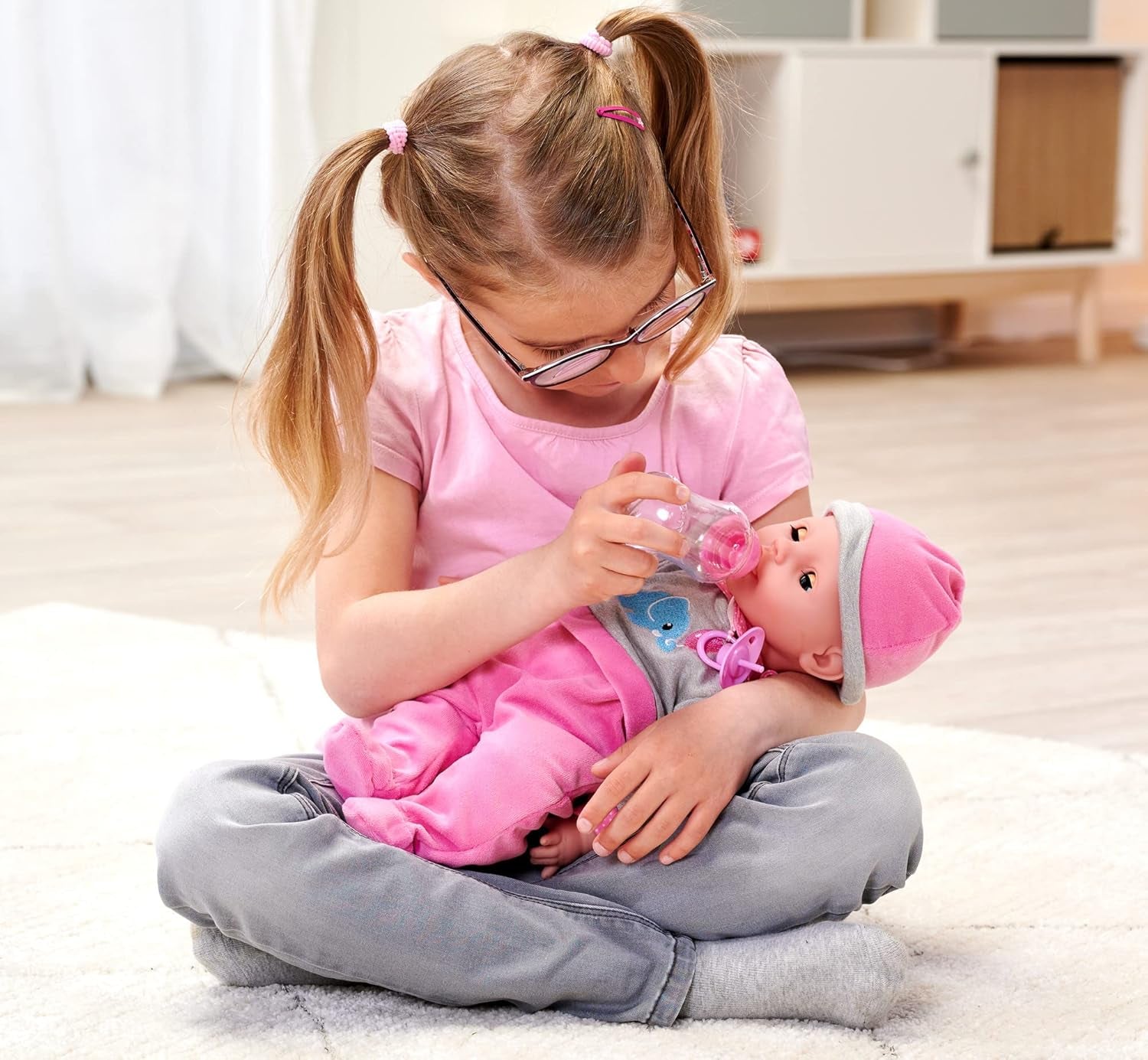 Simba 105140066 – Laura Interactive, Weichkörperpuppe mit schläfrigen Augen, plappert bei Bewegung, trinkt aus der Flasche und schläft, 40 cm, Puppe ab 2 Jahren Naty Shop Dolls