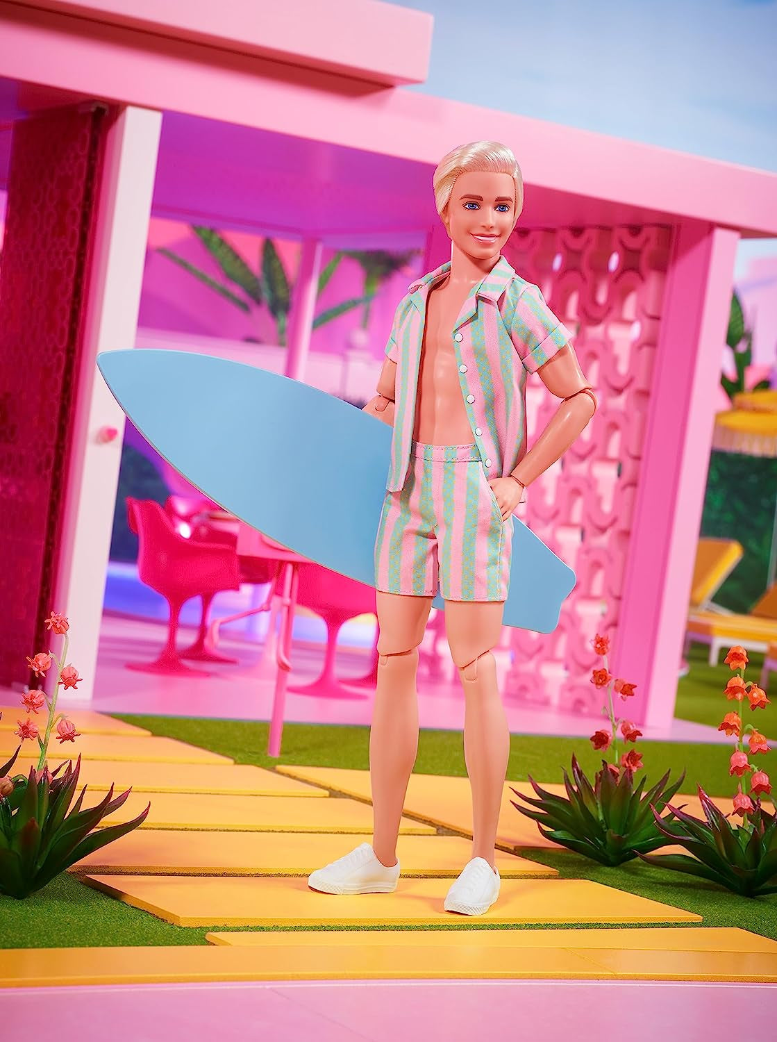Barbie der Film – Puppe für Filmfans, Ken-Puppe, Sammlerpuppe mit Surfbrett und Turnschuhen, beweglicher Körper, platinblondes Haar, geeignet als Geschenk für 3-jährige Kinder, HPJ97 Naty Shop Dolls