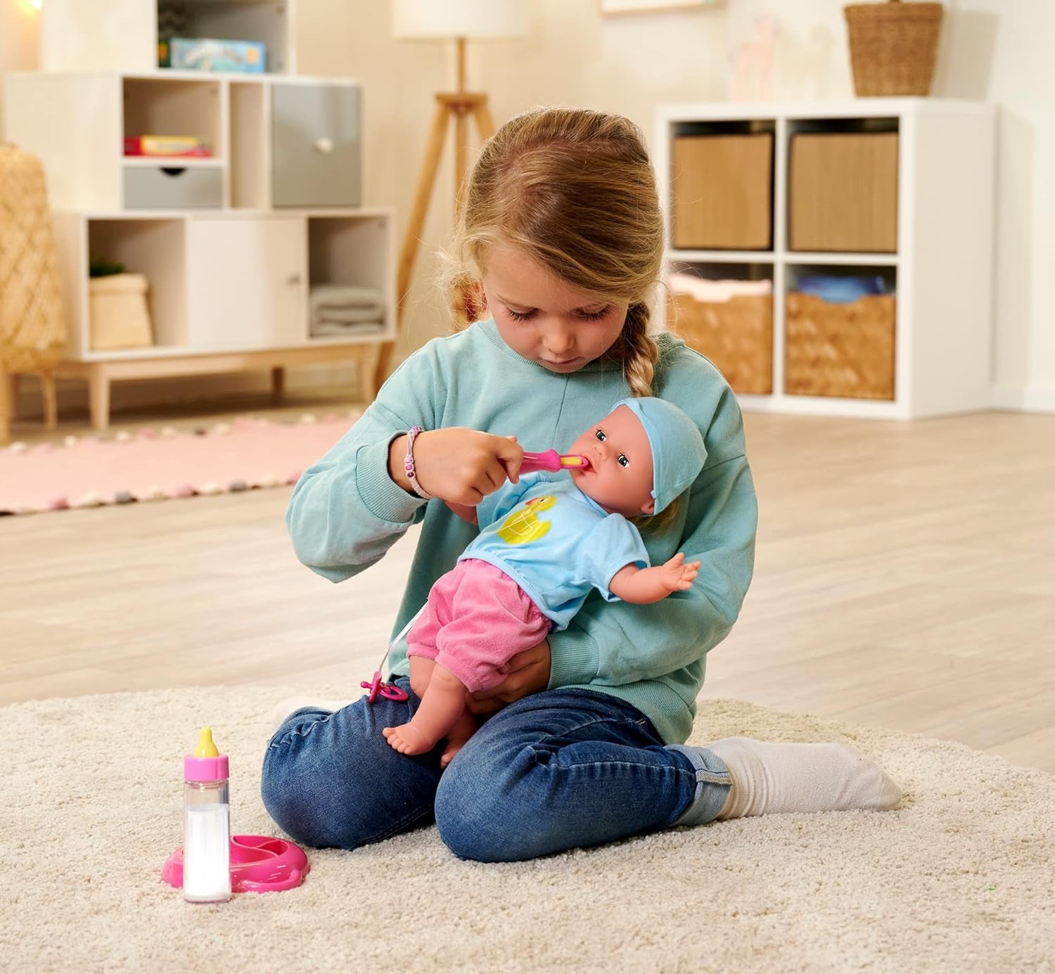 Simba 105010964 – Laura Hungry Kuschelpuppe mit Schnuller, Zauberlöffel, verschwindender Flasche und Teller, 38 cm, Babypuppe für Kinder ab 2 Jahren