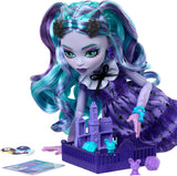 Monster High Fearbook Twyla Puppen- und Filmclub-Zubehörset, College-Jacke, Abschlussalbum, Brettspiel und Kekse, HXW31