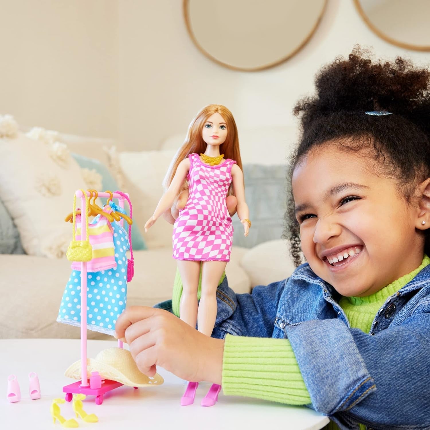 Barbie-Modepuppe und Kleiderschrank-Set mit Kleidung, Accessoires und Salonmöbeln, langanhaltender Friseurspaß für Kinder ab 3 Jahren, HPL78