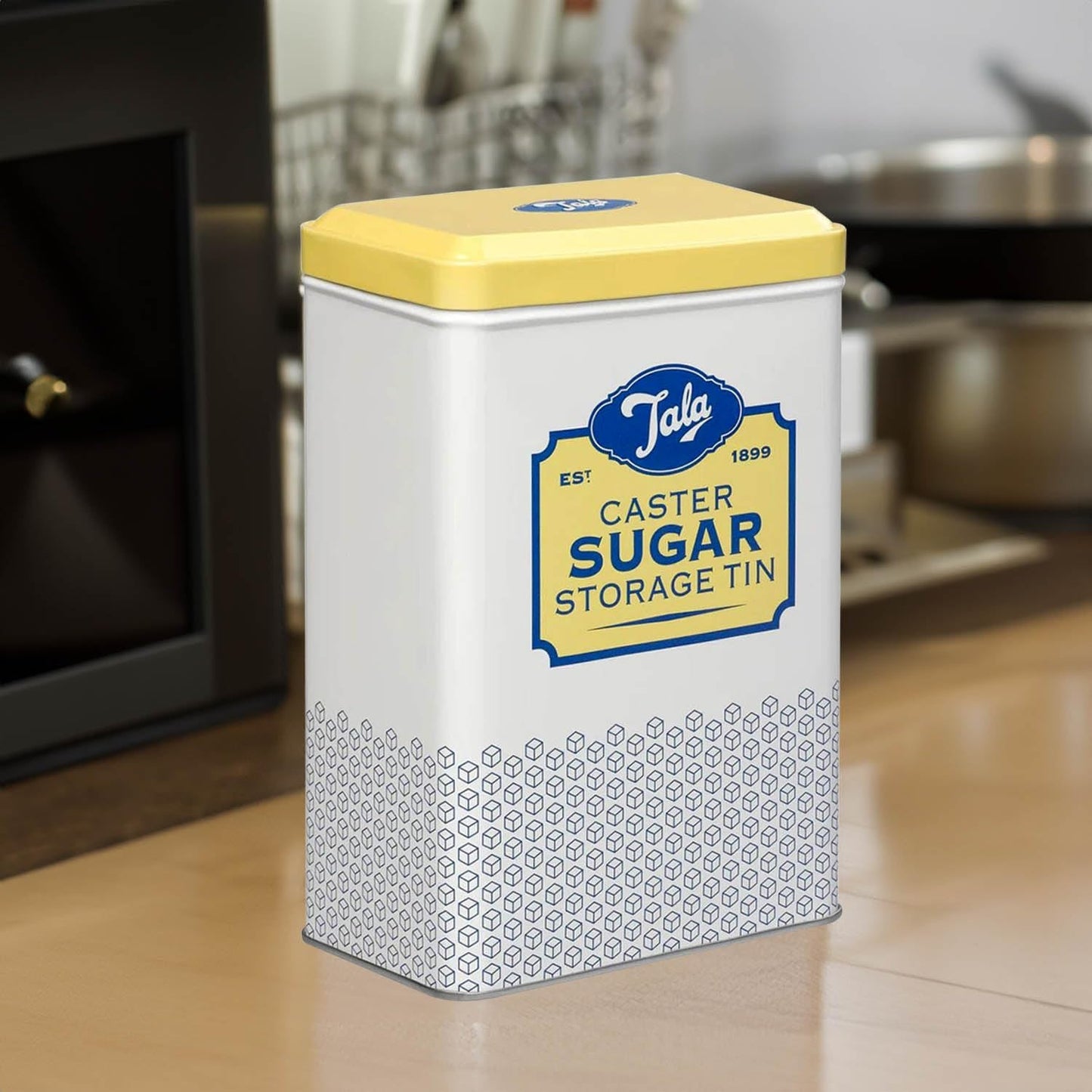 Die Metall-Aufbewahrungsbox im Retro-Design von Tala Originals in Gelb und Creme bietet Platz für eine ganze Tüte Puderzucker