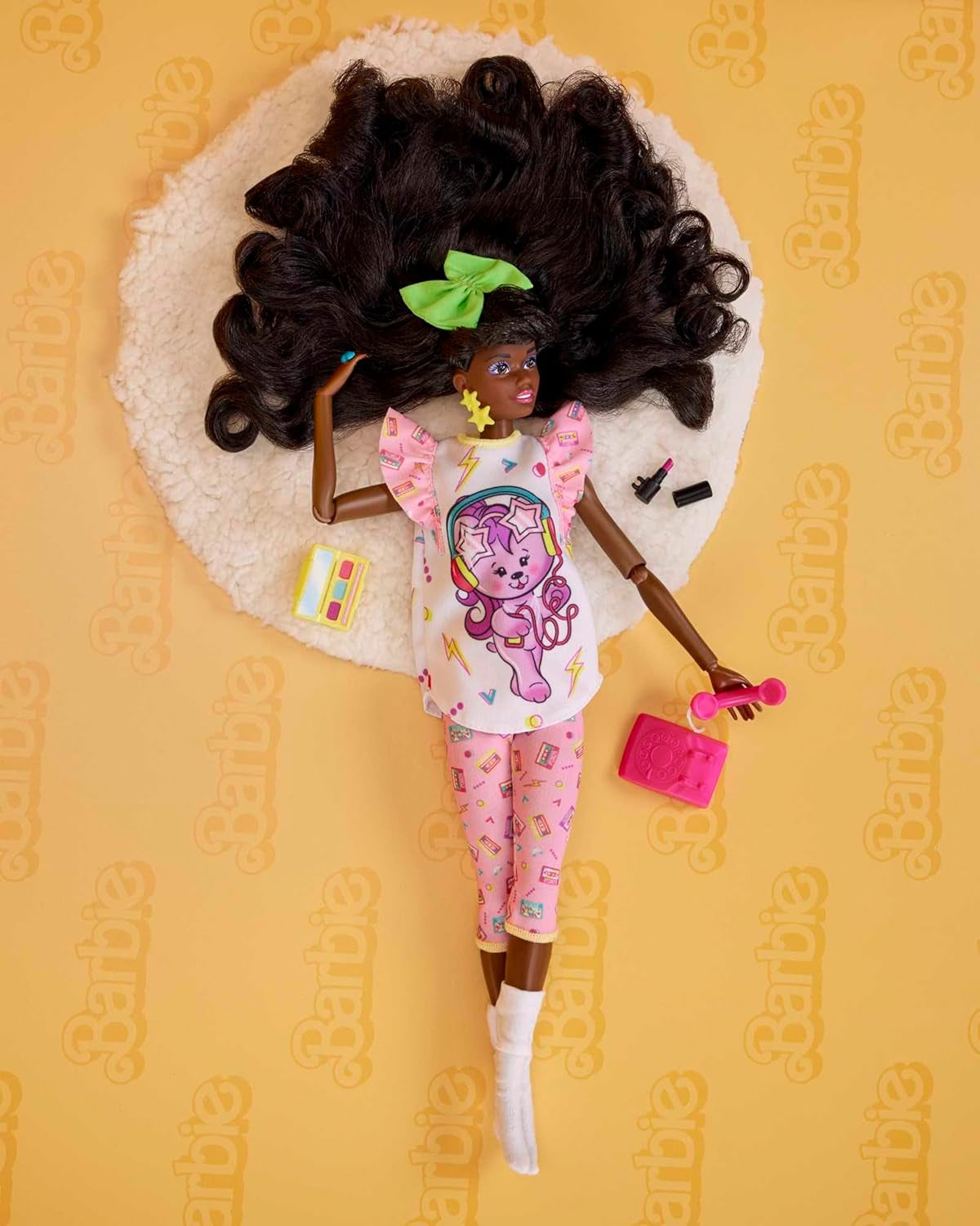 Barbie Rewind – nostalgische Sammlerfigur im 80er-Jahre-Stil mit wunderschönem Haar und Outfit, inklusive Fernseher, Popcorn und Telefon, für Fans und Sammler, HJX19