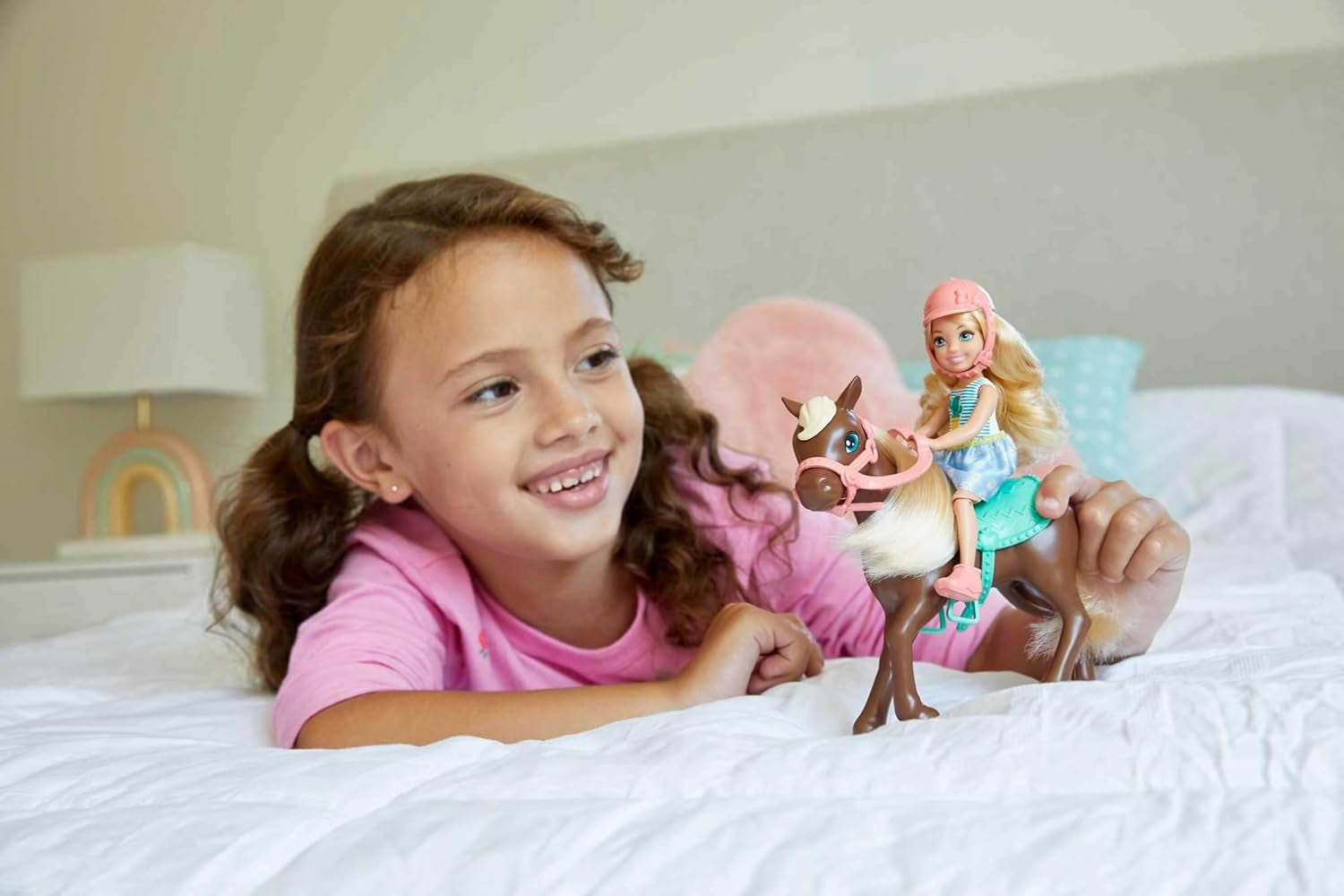 Barbie GHV78 – Club Chelsea Spielset mit Puppe und Pferd, ca. 15 cm große Blondine mit Kleidung und Accessoires, Spielzeuggeschenk für 3–7 Jahre alte Kinder
