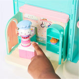 GABBY'S DREAMWORKS PUPPENHAUS – Deluxe-Zimmer, Cakey-Konditorei, Kuchi-Küche (rumänisch: Cakey), 3 Möbelstücke und 2 Überraschungsboxen mit Zubehör, geeignet für Kinder ab 3 Jahren