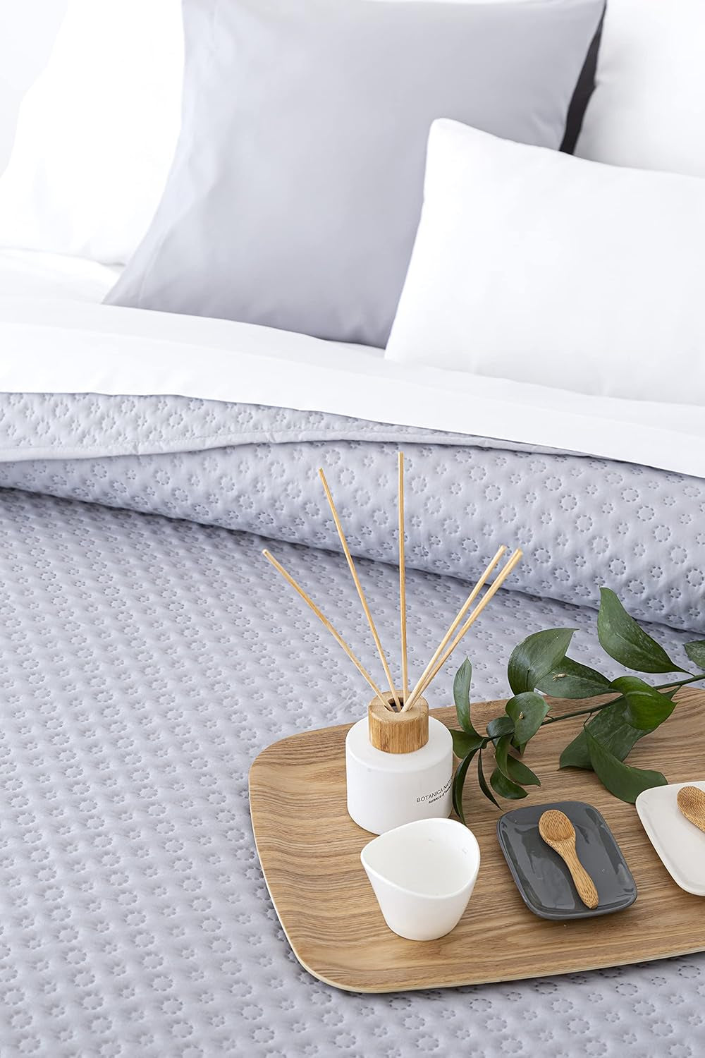 Todocama Fine Boutique Tagesdecke mit Piqué-Muster, für Frühling, Sommer, Herbst und Winter, 100 % superweiche Mikrofaser, Multifunktionsdecke, 140/150/160–250 x 260 cm, hellgrau. Betten und Decken Beuche den Todocama-Store