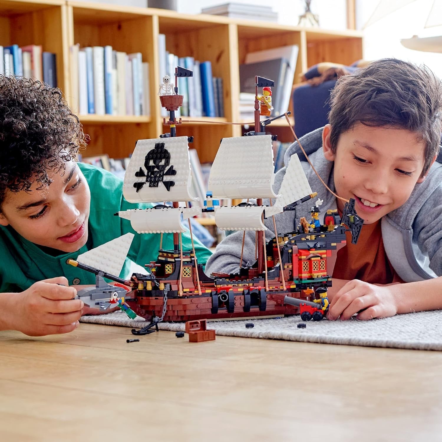 LEGO Creator 3-in-1-Piratenschiff-Set, Spielzeug mit 3 Bauoptionen, Baue eine Piraten-Taverne oder eine Totenkopf-Pirateninsel, enthält 3 Rollenspiel-Abenteuer-Minifiguren 31109 Bausätze Besuchen Sie den LEGO-Store