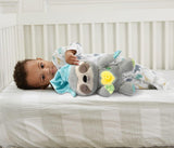 VTech Baby Schnarchi, das schläfrige Faultier – Süßes Plüschtier, das Ihnen beim Einschlafen hilft – Mit natürlichen und alltäglichen Geräuschen, Musik und Nachtlicht – Für Babys ab der Geburt Bebe Toys Naty Shop