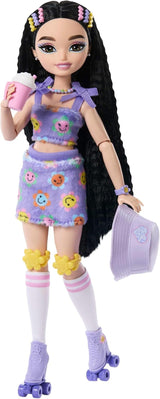 Dream Besties Barbie-Puppe und Zubehör, modische Barbie-Renee-Puppe mit Rollschuhlaufen und schwarzem Haar, 12 thematische Accessoires mit Videos und Essen, JFX99