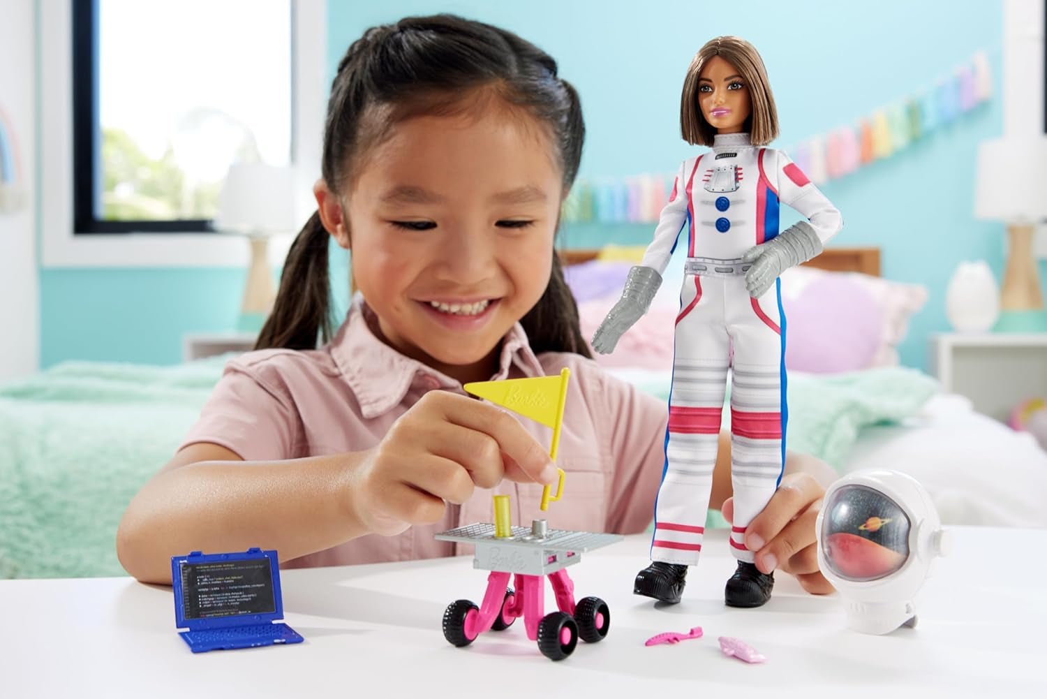 Barbie-Puppe zum 65. Geburtstag und 10 Zubehörteile, brünettes Puppen-Astronauten-Set, Rover auf Rädern, Weltraumhelm mit Wechselvisier und mehr, HRG45