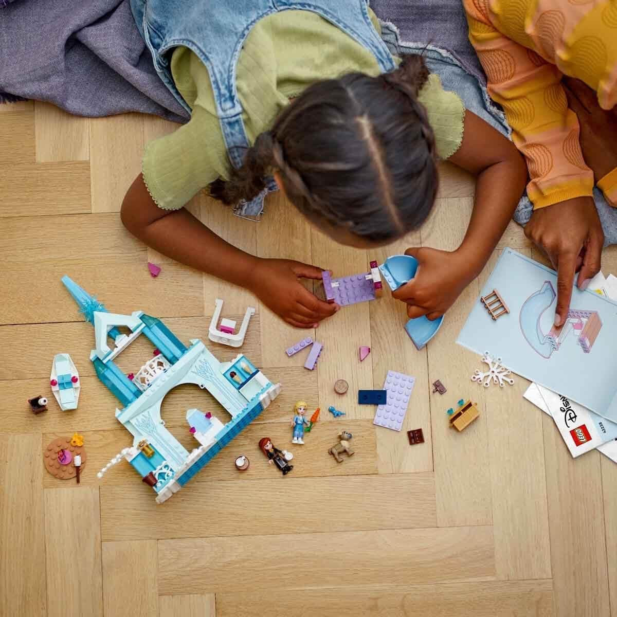 LEGO Disney Frozen Elsas Eispalast, Schloss der Eiskönigin, Prinzessin ELSA und Anna Puppenspielzeug, plus 2 Tierfiguren, tolles Geschenk für 4-jährige Mädchen und Jungen 43238 Bausets Besuchen Sie den LEGO-Store