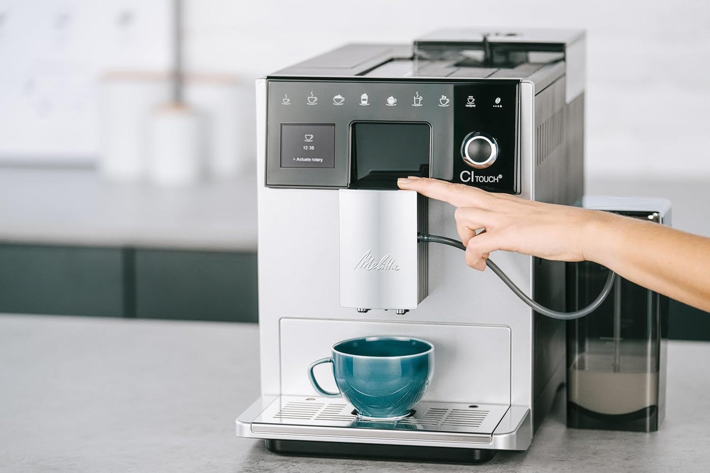Melitta CI Touch – Espressovollautomat mit Milchsystem, Espressomaschine mit integrierter Kaffeemühle und Milchaufschäumer, z.B. für Espresso oder Cappuccino, silber